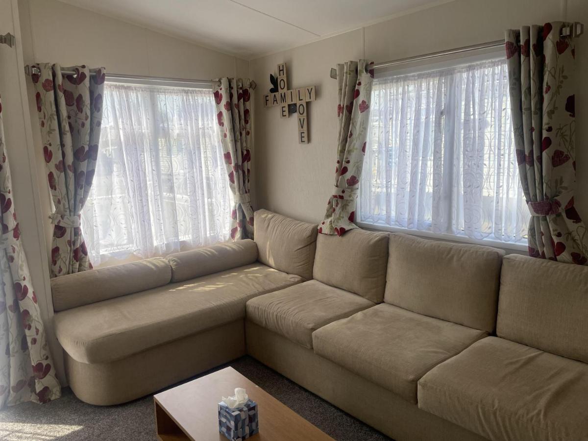 Stunning 3-Bed Caravan In Clacton-On-Sea Exterior photo
